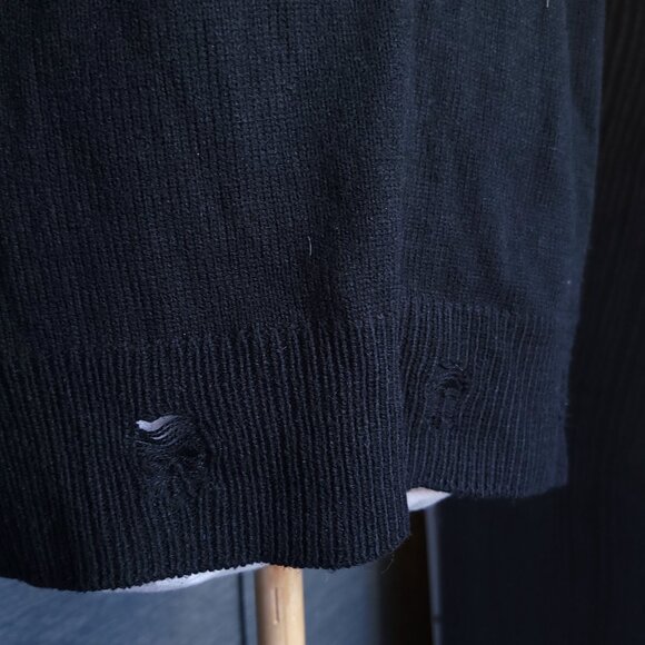 Black and White V-neck oversized distressed sweater - Picture 10 of 11